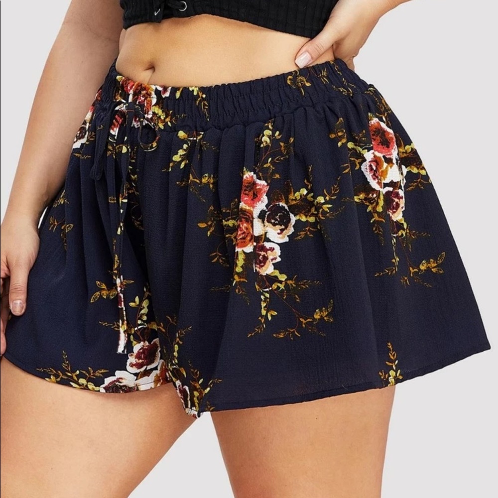 🛑 NWOT Floral print drawstring waist shorts